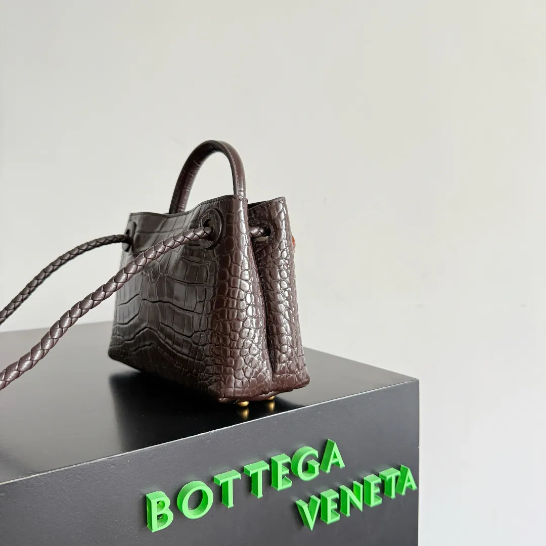 Batch 2880 BOTTEGA VENETA crocodile leather mini andiamo is paired with a four-piece oak hardware set, making the entire bag more layered. As a classic model of the BV family, each innovation brings different surprises to fans. There are three ways to carry it with different makeup. Crocodile skin is called the gold in leather and is famous for its top luxury and rarity. During use, the luster of the crocodile skin will not fade or fade with time. No matter how long it is used, it will still remain new. And because each crocodile skin is different, the effect of each crocodile leather bag is different. Style number: 777614+wood hardware Size: 22*15.5*9cm